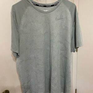 Nike Men's Light Gray Short Sleeve Tee